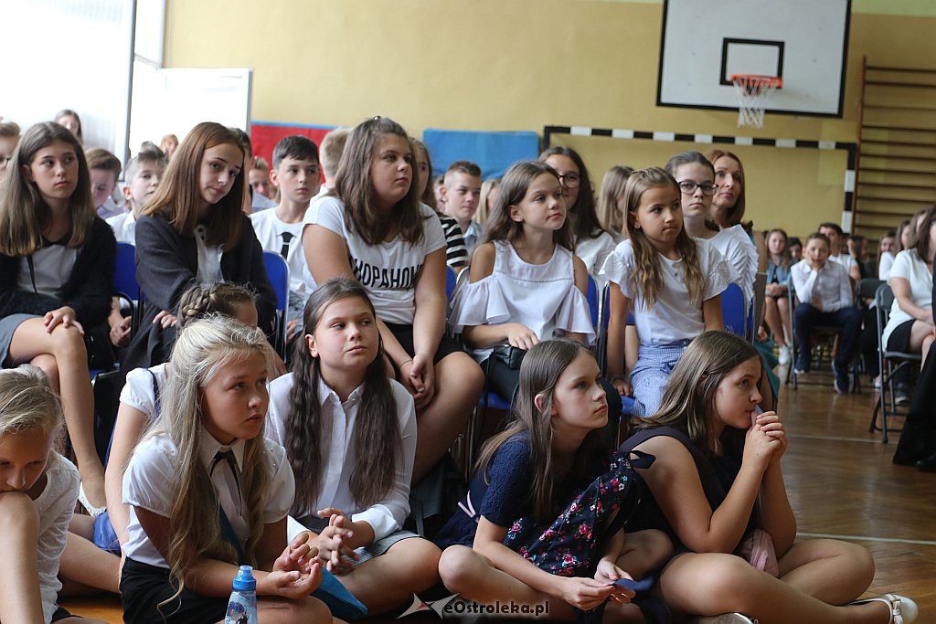 Rozpoczęcie roku szkolnego w SP 1 w Ostrołęce [03.09.2018] - zdjęcie #41 - eOstroleka.pl