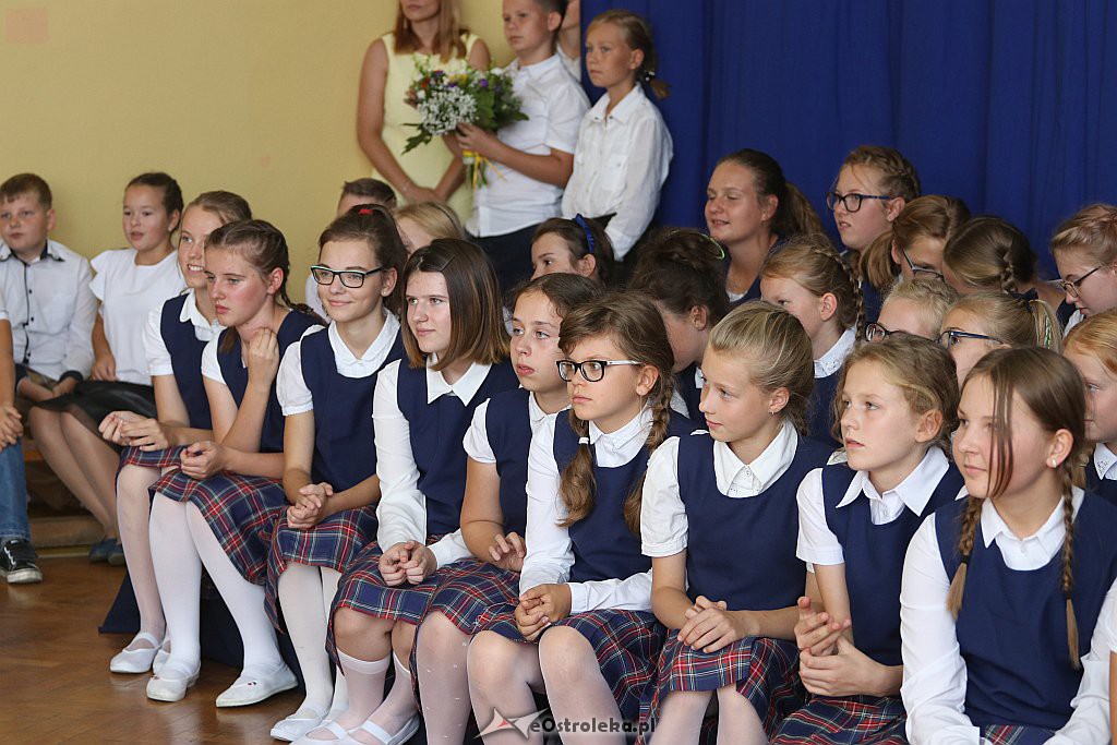 Rozpoczęcie roku szkolnego w SP 1 w Ostrołęce [03.09.2018] - zdjęcie #52 - eOstroleka.pl
