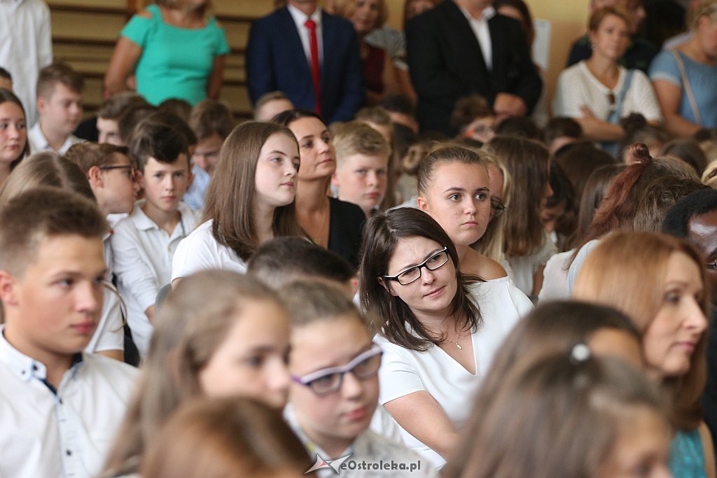 Rozpoczęcie roku szkolnego w SP 1 w Ostrołęce [03.09.2018] - zdjęcie #55 - eOstroleka.pl