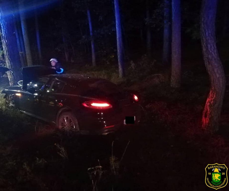 Zawady: 37-latek w porsche rozbił się o drzewo [05.10.2018] - zdjęcie #1 - eOstroleka.pl