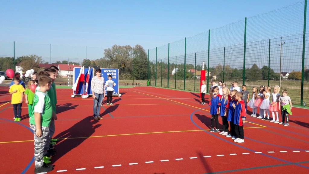 Uczniowie ze szkoły w Olszewce mają nowe boisko [15.10.2018] - zdjęcie #5 - eOstroleka.pl