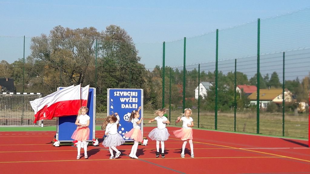 Uczniowie ze szkoły w Olszewce mają nowe boisko [15.10.2018] - zdjęcie #9 - eOstroleka.pl