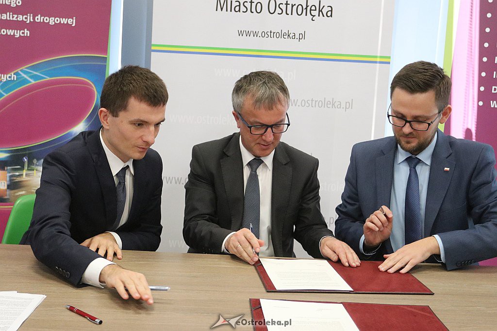 Podpisanie umowy na inwestycję Smart przejście [31.10.2018] - zdjęcie #6 - eOstroleka.pl