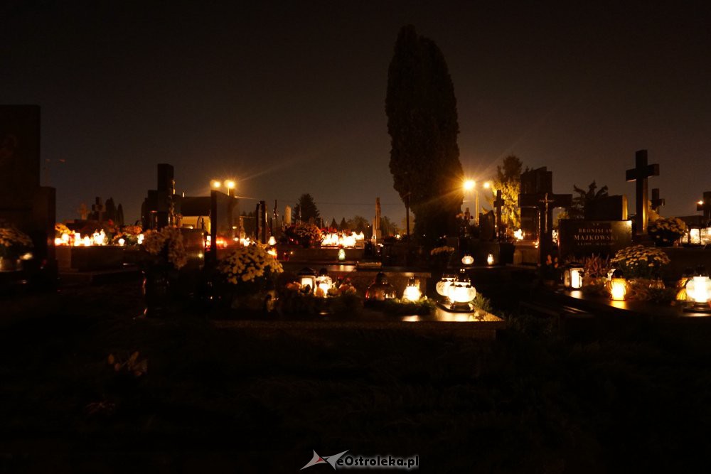 Ostrołęckie cmentarze nocą [1.11.2018] - zdjęcie #41 - eOstroleka.pl