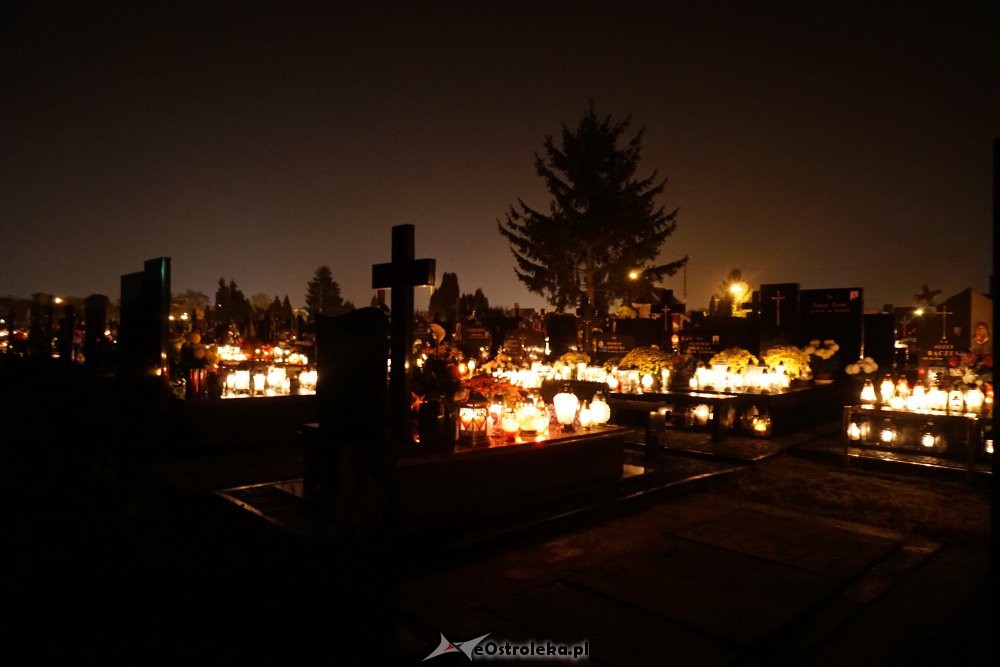 Ostrołęckie cmentarze nocą [1.11.2018] - zdjęcie #43 - eOstroleka.pl
