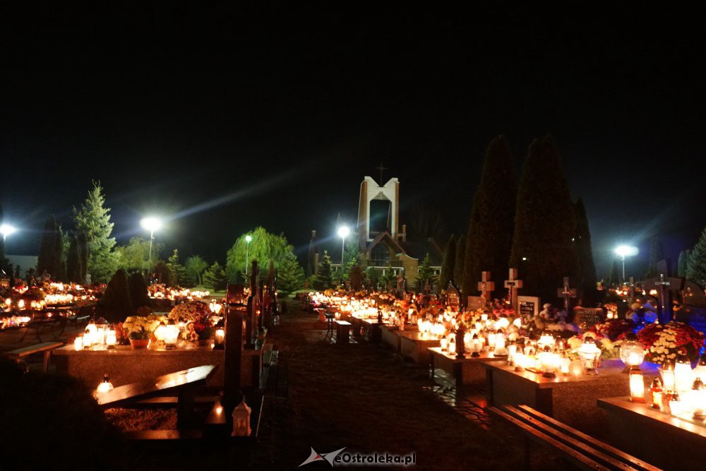 Ostrołęckie cmentarze nocą [1.11.2018] - zdjęcie #49 - eOstroleka.pl