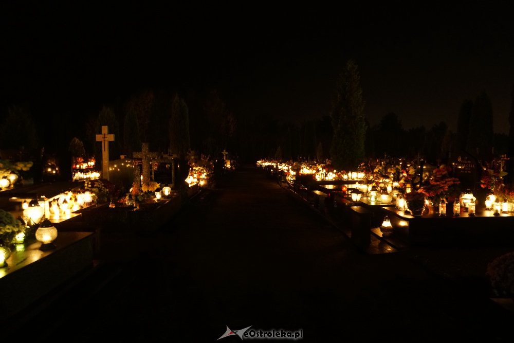 Ostrołęckie cmentarze nocą [1.11.2018] - zdjęcie #51 - eOstroleka.pl