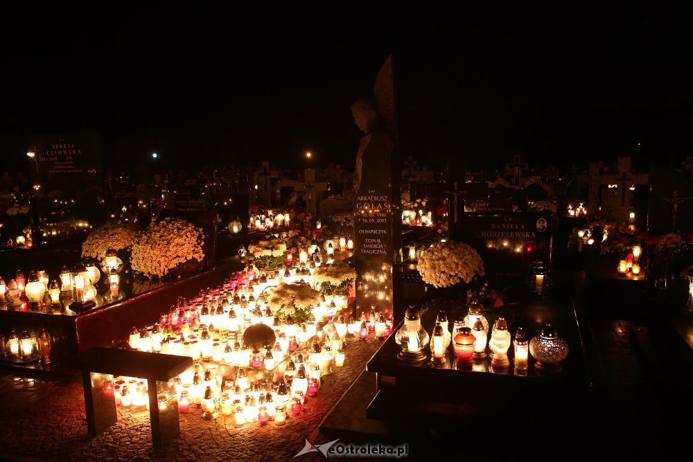 Ostrołęckie cmentarze nocą [1.11.2018] - zdjęcie #70 - eOstroleka.pl