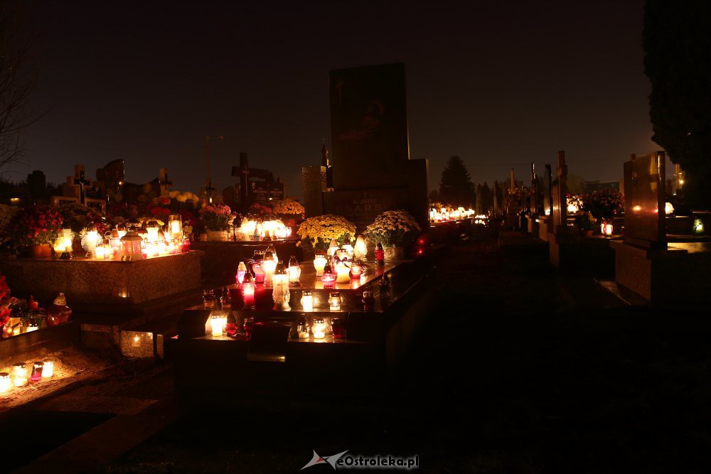 Ostrołęckie cmentarze nocą [1.11.2018] - zdjęcie #72 - eOstroleka.pl