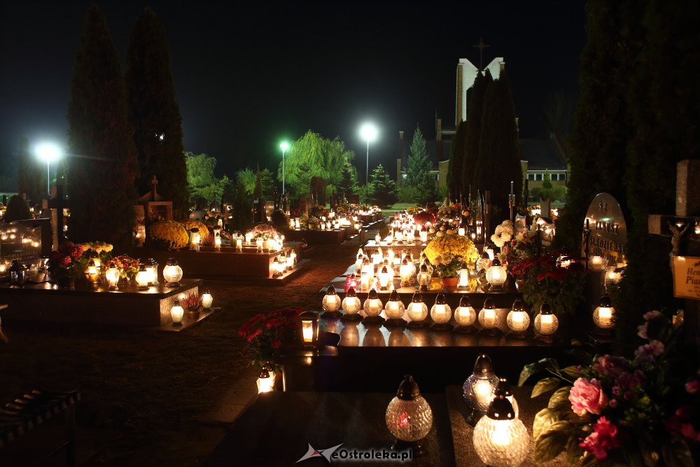 Ostrołęckie cmentarze nocą [1.11.2018] - zdjęcie #88 - eOstroleka.pl