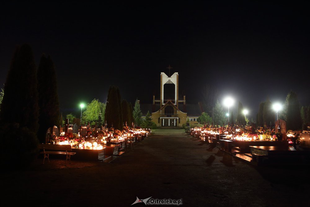 Ostrołęckie cmentarze nocą [1.11.2018] - zdjęcie #89 - eOstroleka.pl