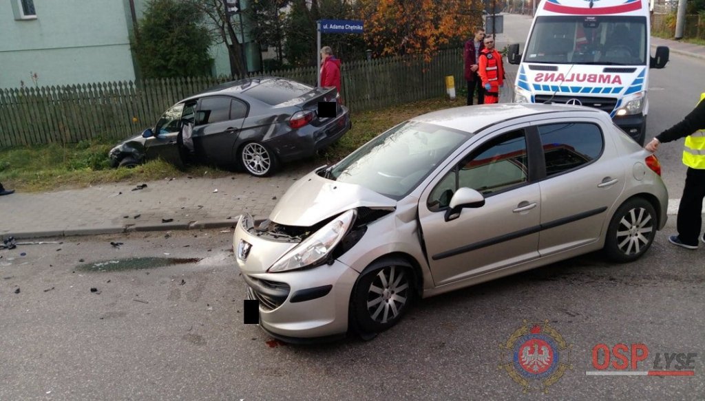 Kolejny wypadek w Łysych. Zawiniło kierowca peugeota [01.11.2018] - zdjęcie #1 - eOstroleka.pl