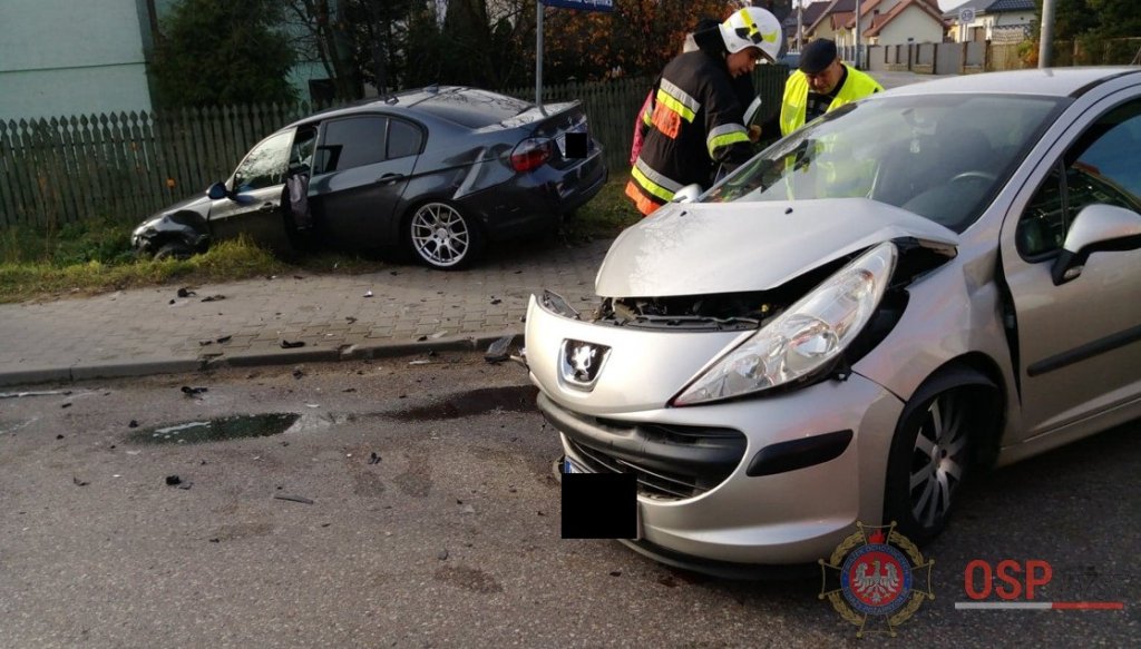 Kolejny wypadek w Łysych. Zawiniło kierowca peugeota [01.11.2018] - zdjęcie #2 - eOstroleka.pl