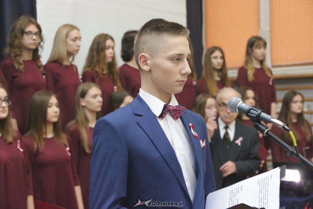 Sztandar II LO trafił do „pierwszaków” [09.11.2018] - zdjęcie #18 - eOstroleka.pl