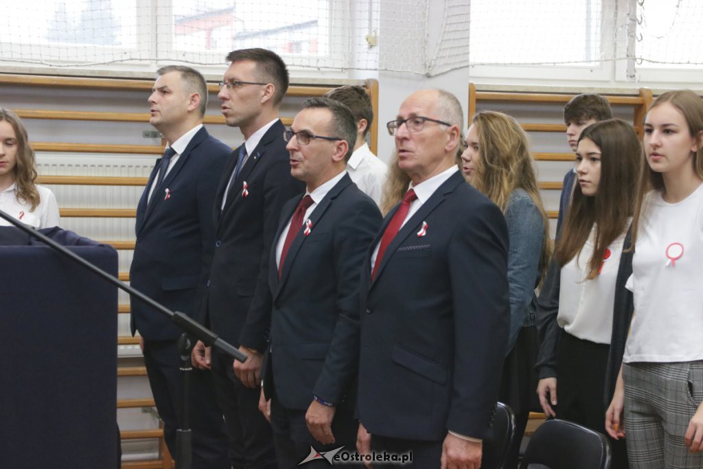 Sztandar II LO trafił do „pierwszaków” [09.11.2018] - zdjęcie #22 - eOstroleka.pl