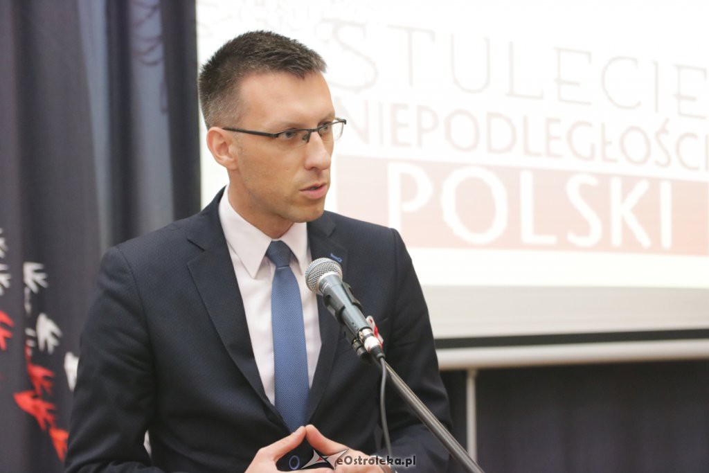 Sztandar II LO trafił do „pierwszaków” [09.11.2018] - zdjęcie #32 - eOstroleka.pl