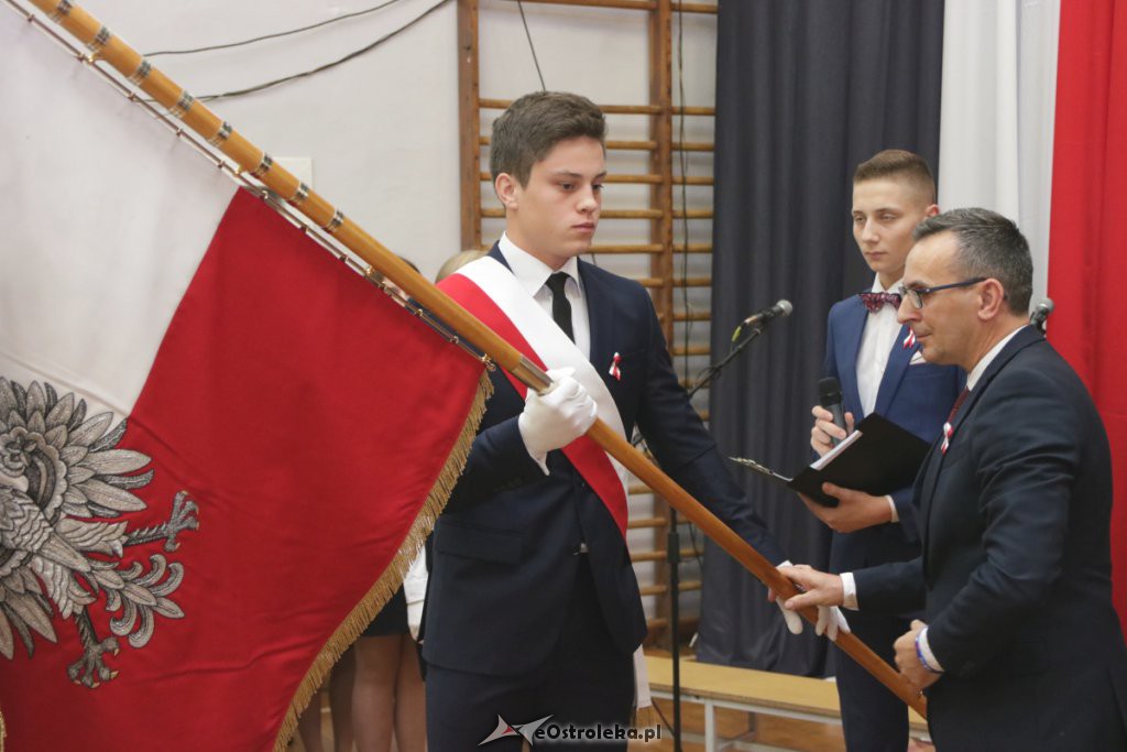 Sztandar II LO trafił do „pierwszaków” [09.11.2018] - zdjęcie #43 - eOstroleka.pl