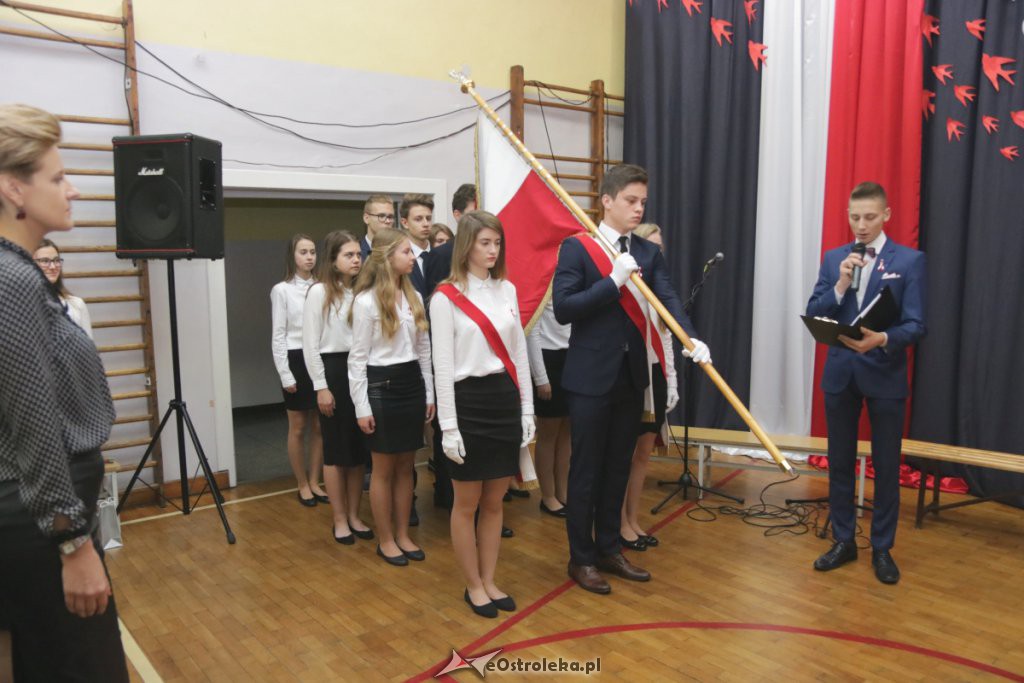 Sztandar II LO trafił do „pierwszaków” [09.11.2018] - zdjęcie #44 - eOstroleka.pl