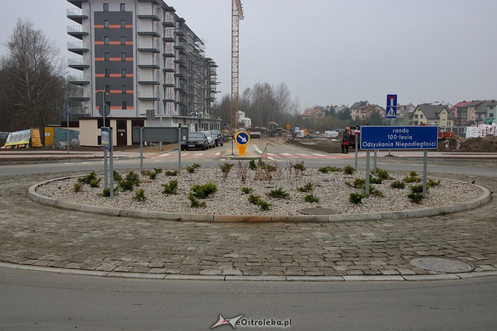 Ostrołęka: Odsłonięcie tablicy na nowym rondzie przy alei Jana Pawła II [11.11.2018] - zdjęcie #11 - eOstroleka.pl
