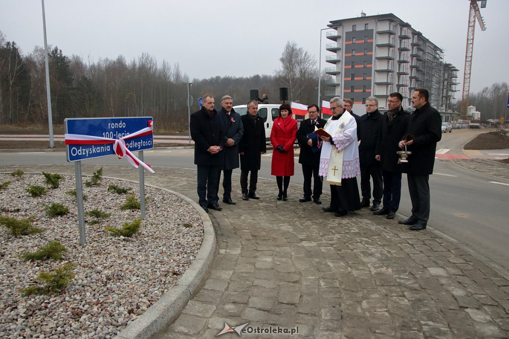 Ostrołęka: Odsłonięcie tablicy na nowym rondzie przy alei Jana Pawła II [11.11.2018] - zdjęcie #21 - eOstroleka.pl