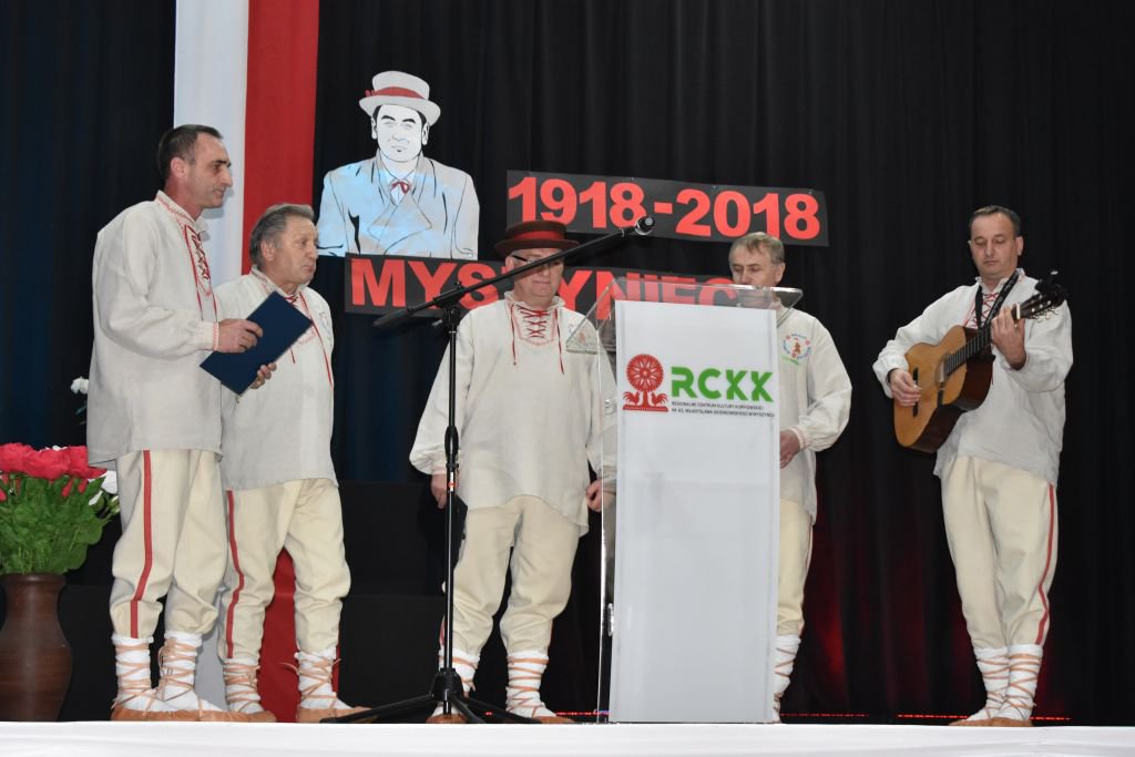 Pieśnią patriotyczną i żołnierską Myszyniec uczcił 100. rocznicę odzyskania Niepodległości [13.11.2018] - zdjęcie #1 - eOstroleka.pl