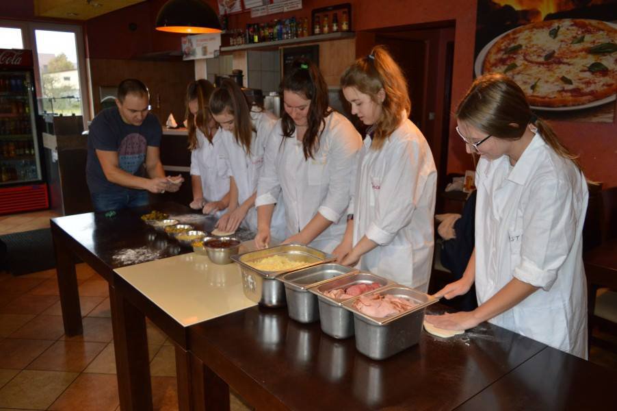 Uczniowie ZSP w Łysych w roli kucharzy [30.11.2018] - zdjęcie #4 - eOstroleka.pl