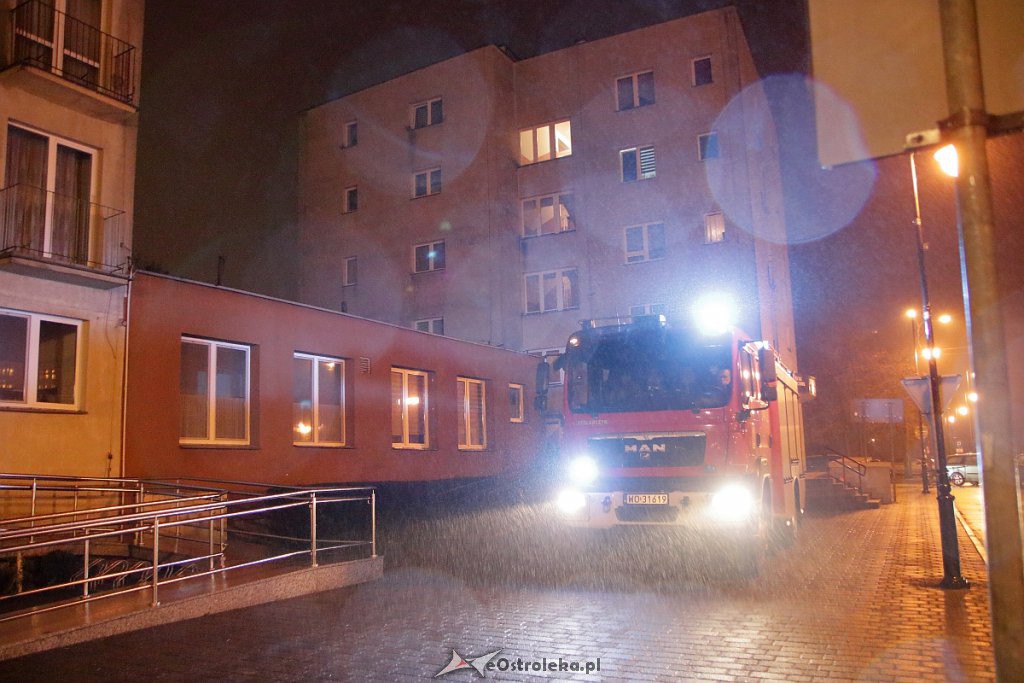 Ostrołęka: Alarm pożarowy w bloku przy ulicy Kilińskiego [03.12.2018] - zdjęcie #2 - eOstroleka.pl
