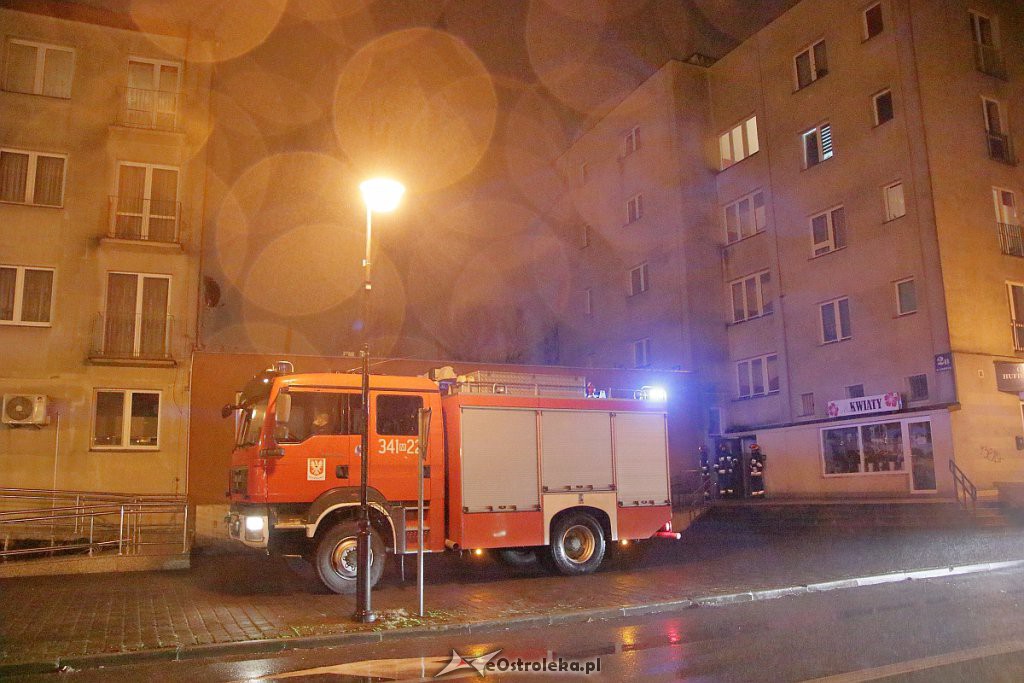 Ostrołęka: Alarm pożarowy w bloku przy ulicy Kilińskiego [03.12.2018] - zdjęcie #3 - eOstroleka.pl