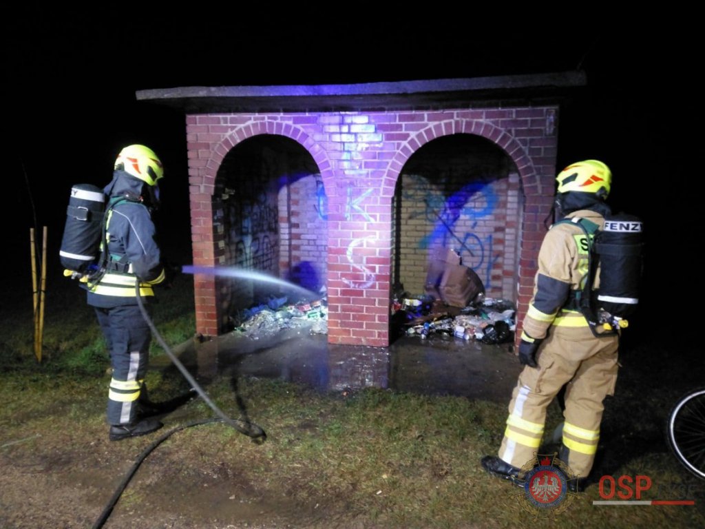 Nocny pożar w Dębach pod Łysymi [03.12.2018] - zdjęcie #1 - eOstroleka.pl
