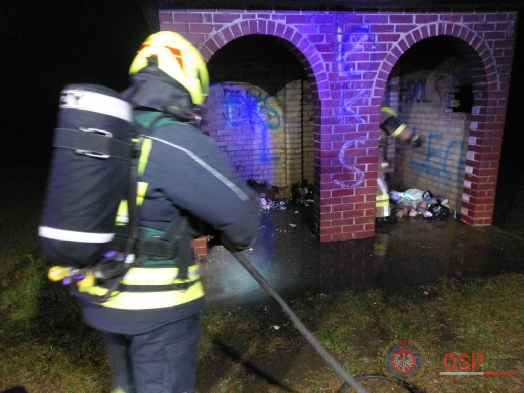 Nocny pożar w Dębach pod Łysymi [03.12.2018] - zdjęcie #3 - eOstroleka.pl