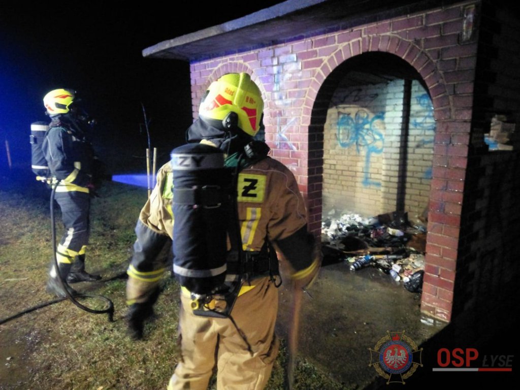 Nocny pożar w Dębach pod Łysymi [03.12.2018] - zdjęcie #5 - eOstroleka.pl