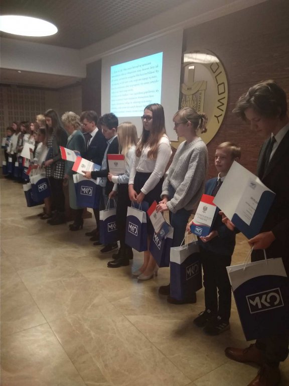 Uczennica „Kolorowej Szkoły” wyróżniona w konkursie „Kartka dla Niepodległej” [03.12.2018] - zdjęcie #7 - eOstroleka.pl