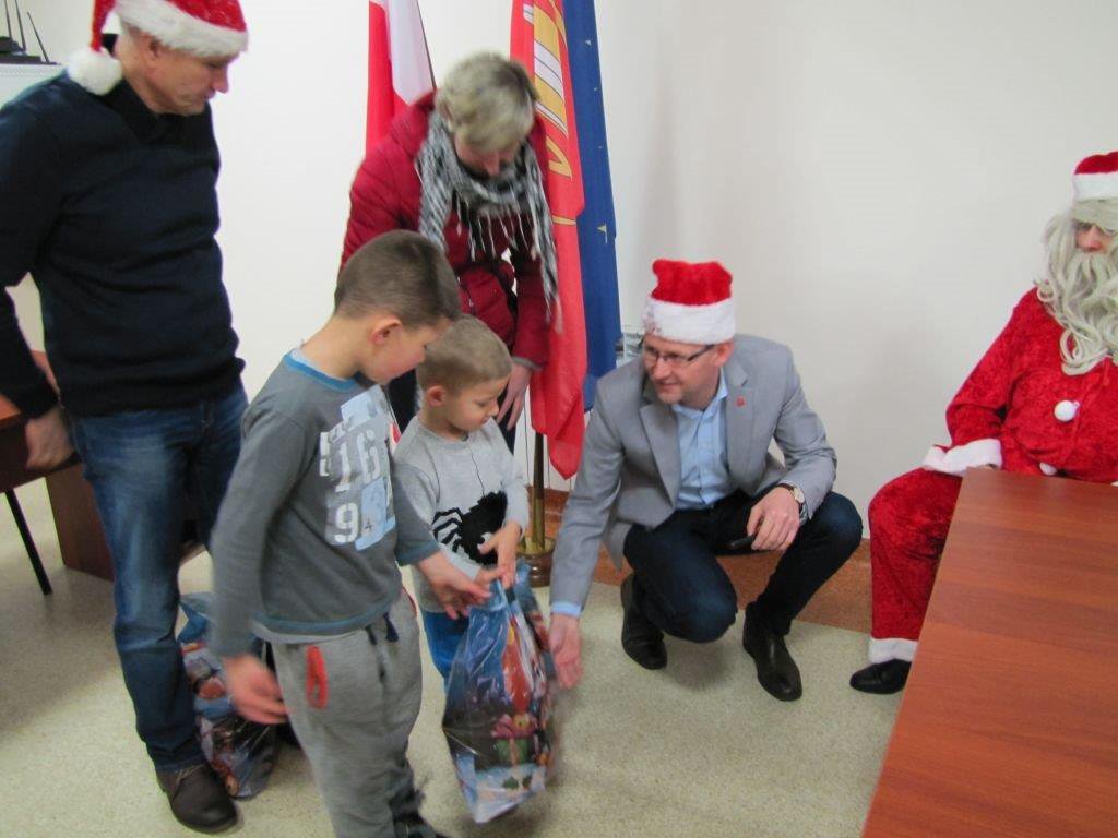 Mikołaj nie zapomniał o dzieciach z Rzekunia i Troszyna [23.12.2018] - zdjęcie #3 - eOstroleka.pl
