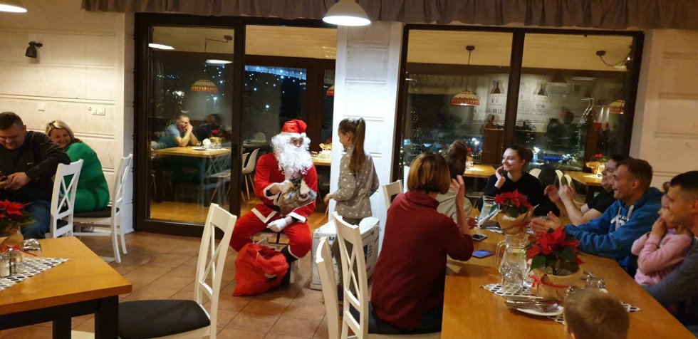 Wigilijne spotkanie podopiecznych stowarzyszenia „Uśmiech Dzieci” [23.12.2018] - zdjęcie #1 - eOstroleka.pl