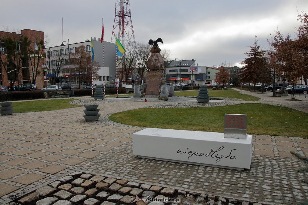 Ławeczka Niepodległości w Ostrołęce [31.12.2018] - zdjęcie #2 - eOstroleka.pl