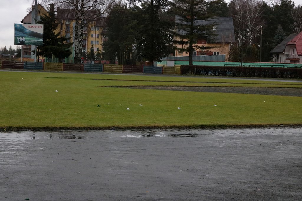 Stadion miejski po zabawie sylwestrowej [01.01.2019] - zdjęcie #2 - eOstroleka.pl