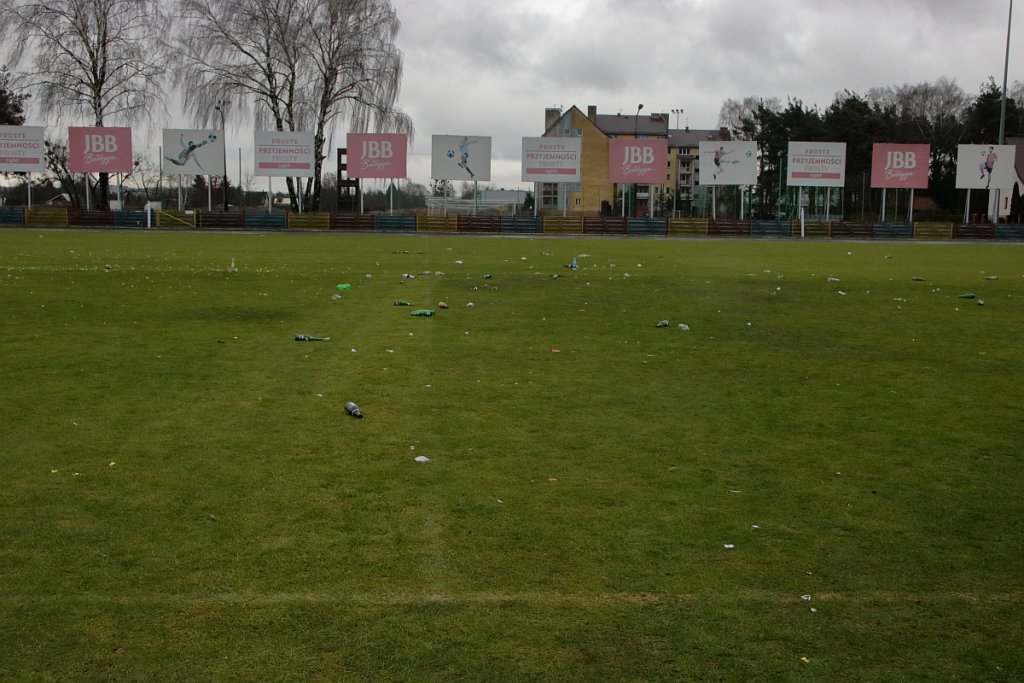 Stadion miejski po zabawie sylwestrowej [01.01.2019] - zdjęcie #6 - eOstroleka.pl