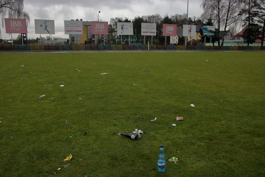 Stadion miejski po zabawie sylwestrowej [01.01.2019] - zdjęcie #17 - eOstroleka.pl