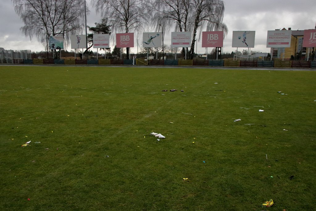 Stadion miejski po zabawie sylwestrowej [01.01.2019] - zdjęcie #18 - eOstroleka.pl