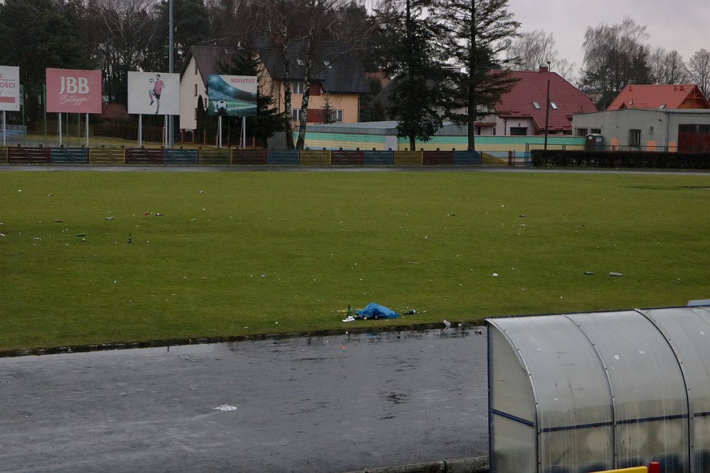 Stadion miejski po zabawie sylwestrowej [01.01.2019] - zdjęcie #28 - eOstroleka.pl