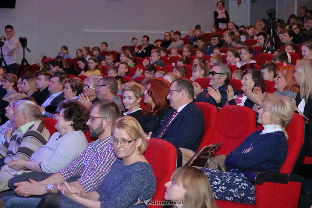 Charytatywny koncert uczniów „dziesiątki w OCK [08.01.2019] - zdjęcie #14 - eOstroleka.pl