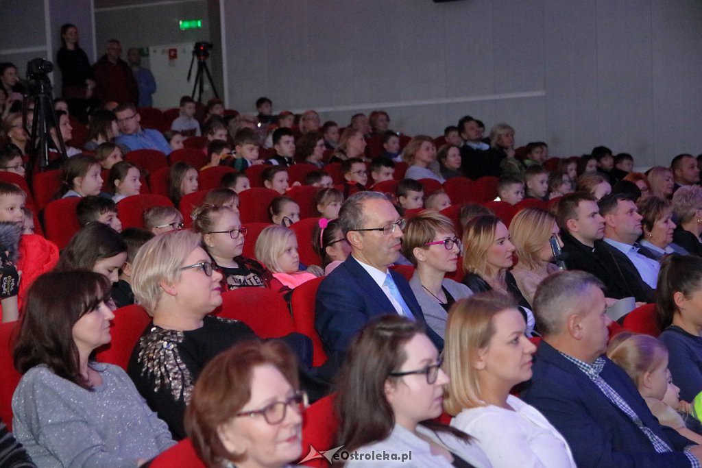 Charytatywny koncert uczniów „dziesiątki w OCK [08.01.2019] - zdjęcie #26 - eOstroleka.pl