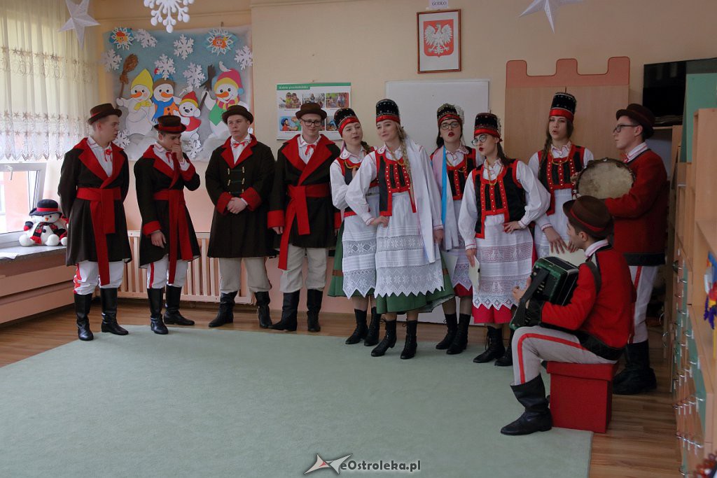 Spektakl o tradycjach regionalnych w wykonaniu „Podsybki kurpiowskiej” [16.01.2019] - zdjęcie #43 - eOstroleka.pl