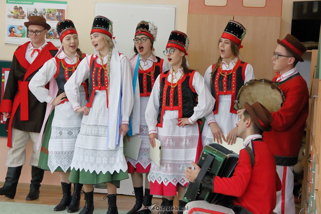 Spektakl o tradycjach regionalnych w wykonaniu „Podsybki kurpiowskiej” [16.01.2019] - zdjęcie #45 - eOstroleka.pl