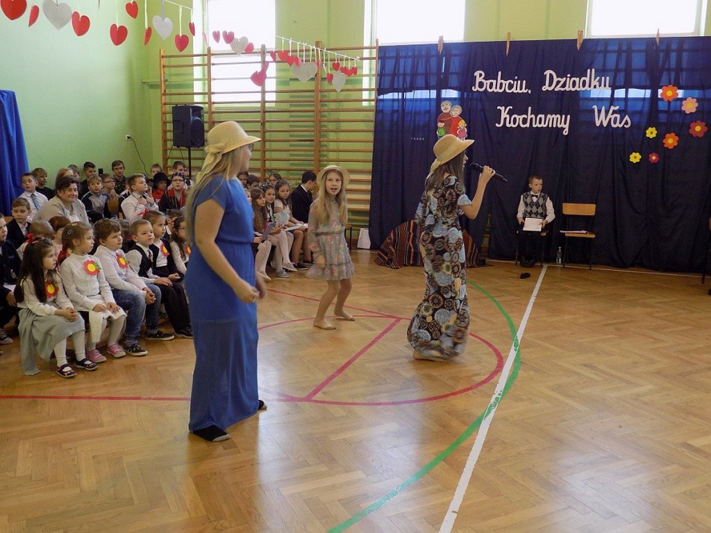 Dzień Babci i Dziadka w Szkole Podstawowej w Wykrocie [22.01.2019] - zdjęcie #19 - eOstroleka.pl