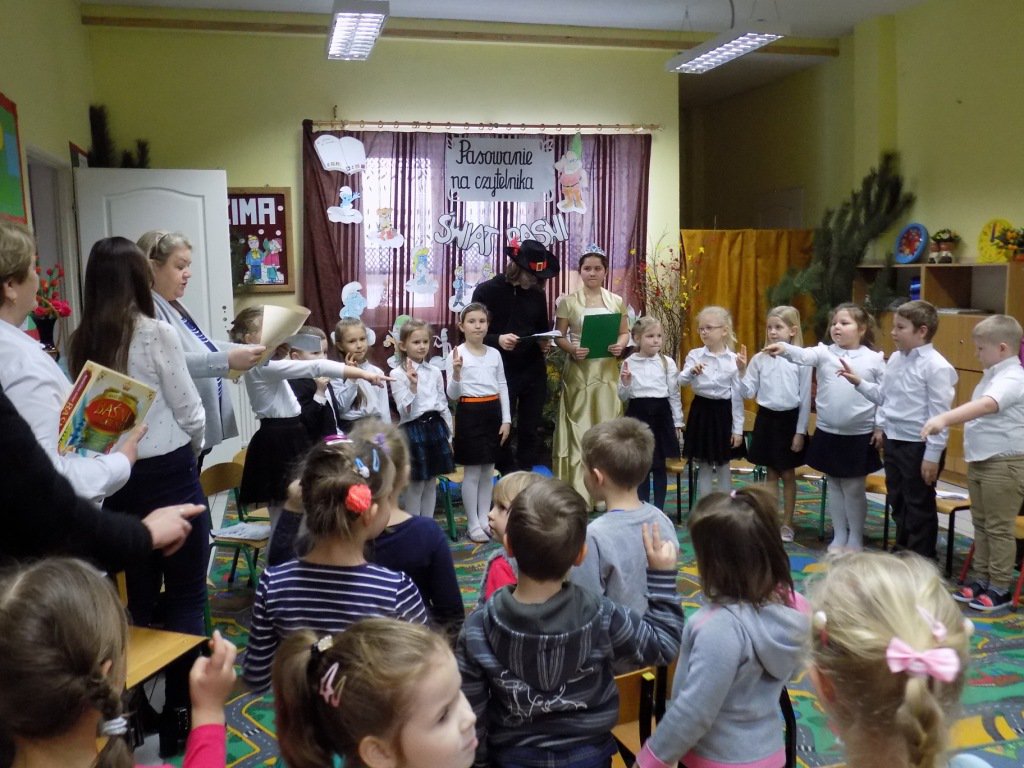 Pasowanie na czytelnika w Szkole Podstawowej w Wykrocie  [30.01.2019] - zdjęcie #10 - eOstroleka.pl