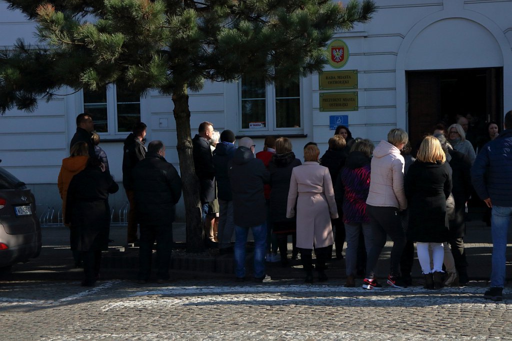 Ostrołęka: Urzędnicy złożyli hołd zmarłemu koledze [20.03.2019] - zdjęcie #2 - eOstroleka.pl