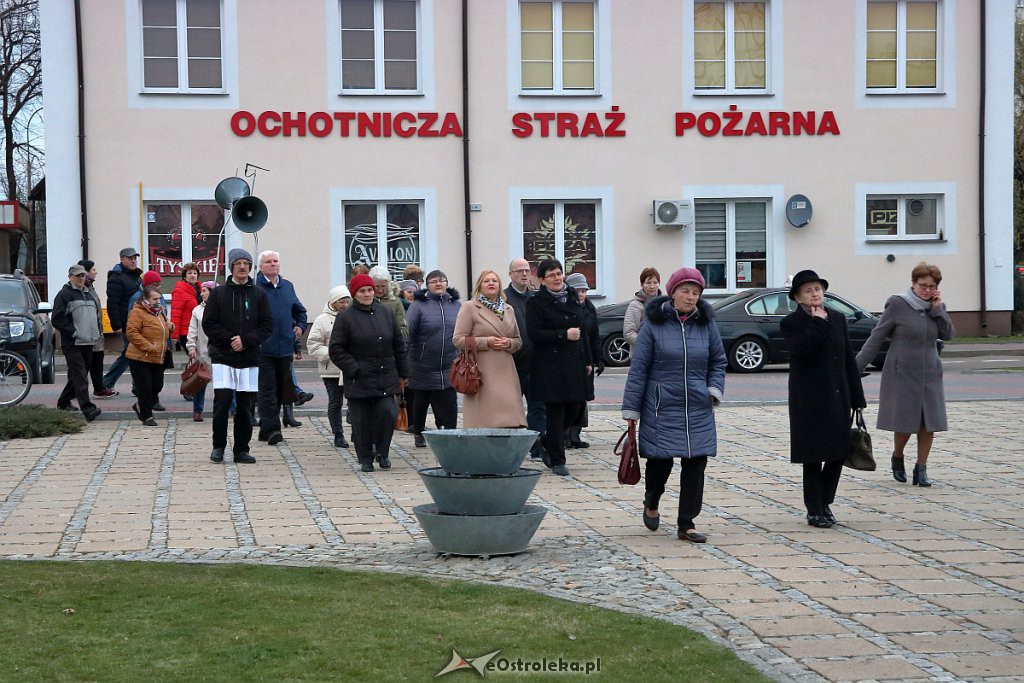 Ostrołęczanie oddali hołd ofiarom katastrofy smoleńskiej [10.04.2019] - zdjęcie #3 - eOstroleka.pl