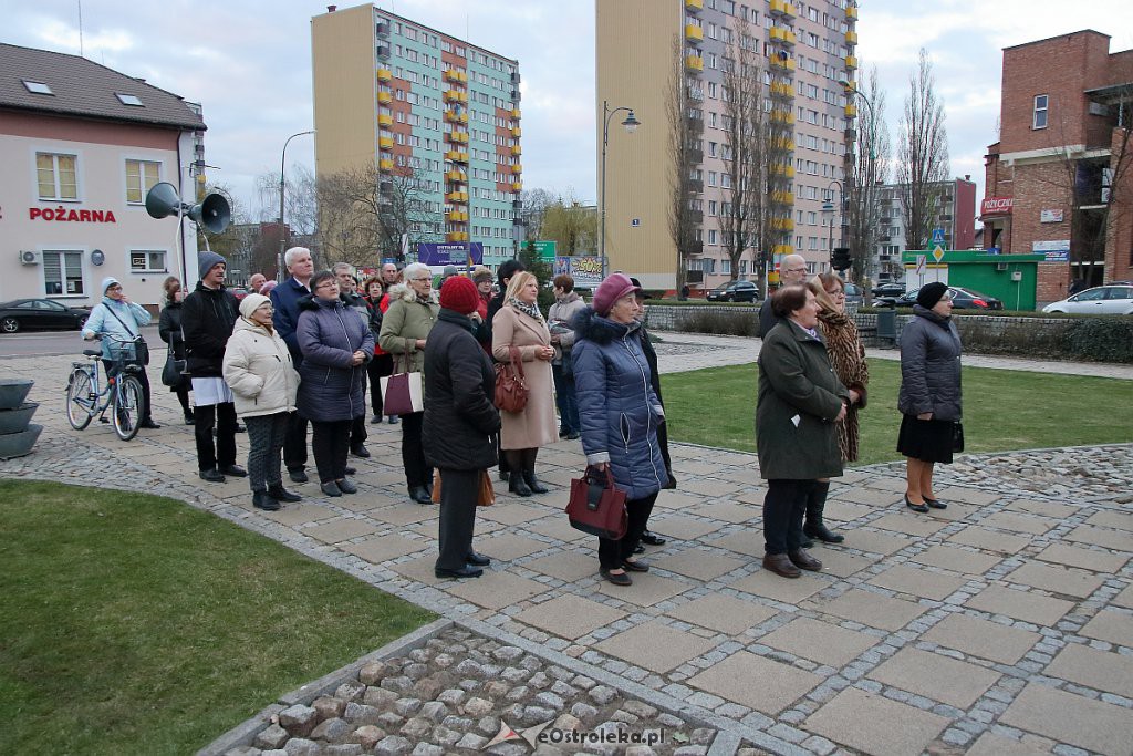 Ostrołęczanie oddali hołd ofiarom katastrofy smoleńskiej [10.04.2019] - zdjęcie #8 - eOstroleka.pl