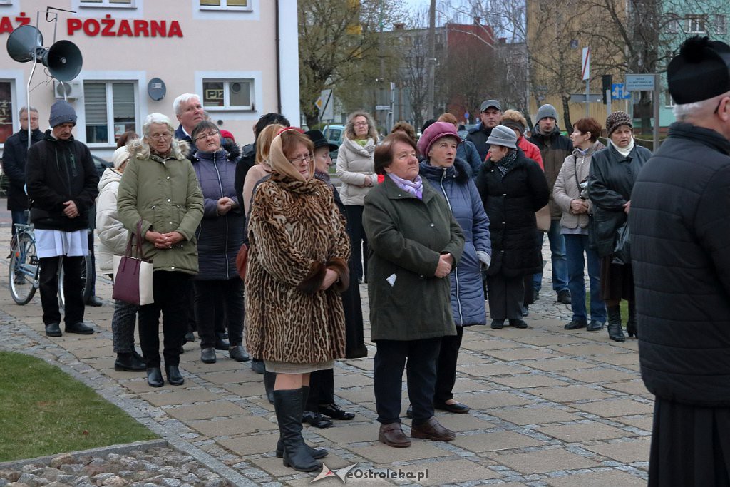 Ostrołęczanie oddali hołd ofiarom katastrofy smoleńskiej [10.04.2019] - zdjęcie #15 - eOstroleka.pl